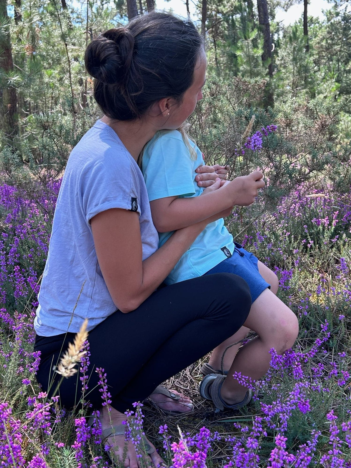 Kids Shirt Isko in Caribbean Blue – unser Kind von hinten auf Lauras Schoß in der Heide