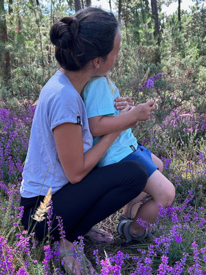 Kids Shirt Isko in Caribbean Blue – unser Kind von hinten auf Lauras Schoß in der Heide